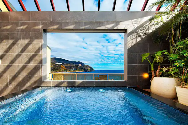 Pemandian besar dengan pemandangan