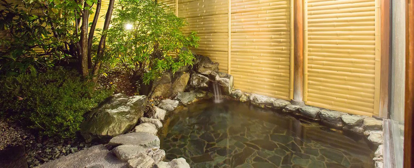 【น้ำพุร้อน】บ่อน้ำร้อนกลางแจ้งสำหรับผู้ชาย เป็นบ่อน้ำร้อนกลางแจ้งที่มีบรรยากาศแบบญี่ปุ่น