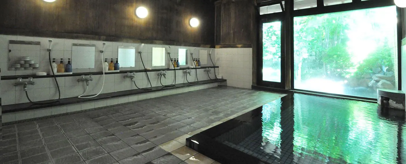 【น้ำพุร้อน】อ่างอาบน้ำในร่มสำหรับผู้ชาย "น้ำพุร้อนอาซามะ" ได้รับความนิยมจากนักเขียนและศิลปินหลายคนในยุคเมจิ รวมถึงอากิโกะ โยซาโนะ และทาเคฮิสะ ยูเมจิ