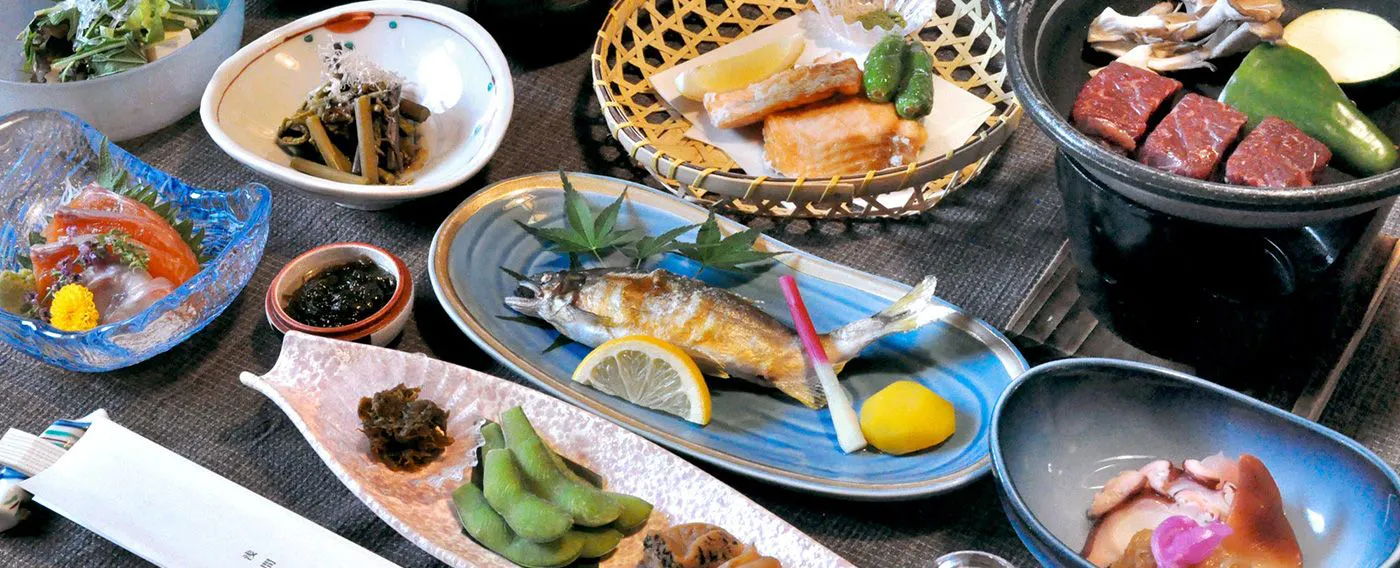 เพลิดเพลินกับอาหารพื้นเมืองของชินชู เช่น เนื้อวากิวญี่ปุ่นย่างบนแผ่นเซรามิก