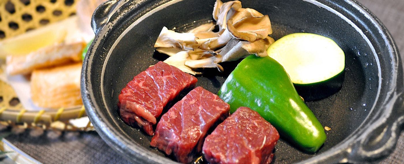 เนื้อวากิวญี่ปุ่นย่างบนจานเซรามิก