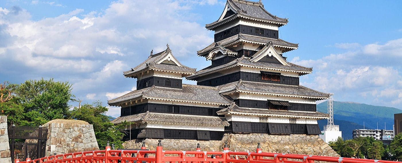 ปราสาทมัตสึโมโตะที่สง่างามสะท้อนบนผิวน้ำ อย่าลืมแวะเยี่ยมชมเมื่อมาที่มัตสึโมโตะ