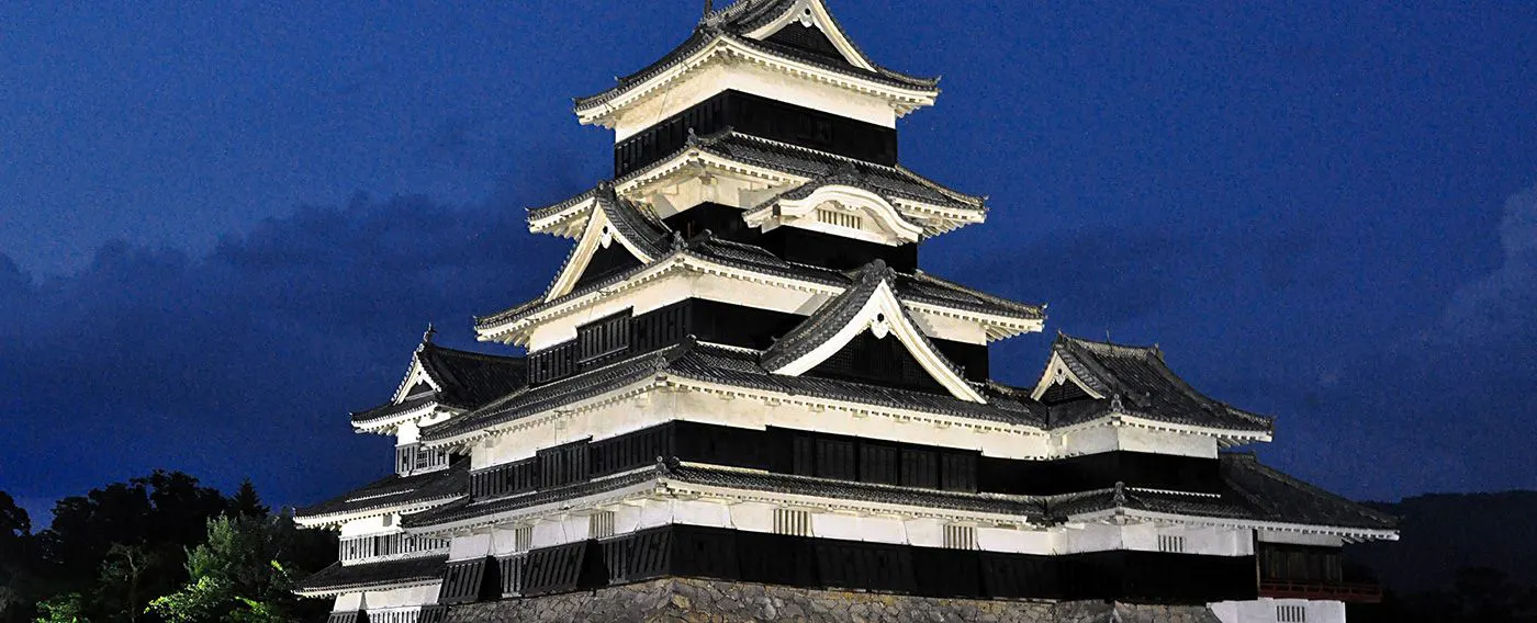 จะมีการเปิดไฟตั้งแต่พระอาทิตย์ตกจนถึงเวลา 22.00 น.