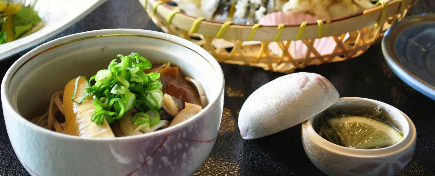 【석식 예시】명물 제철 신슈 소바(죽순과 버섯)와 별미(준사이)