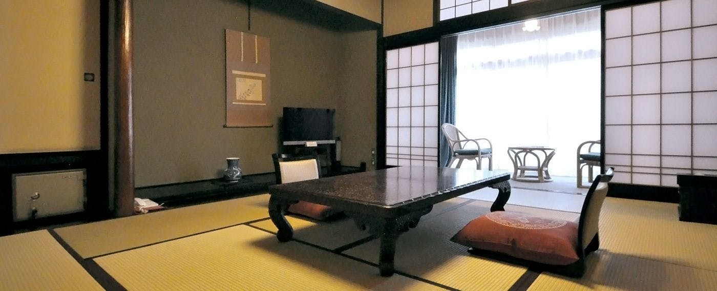 b_01_220511.jpg?auto=compress,