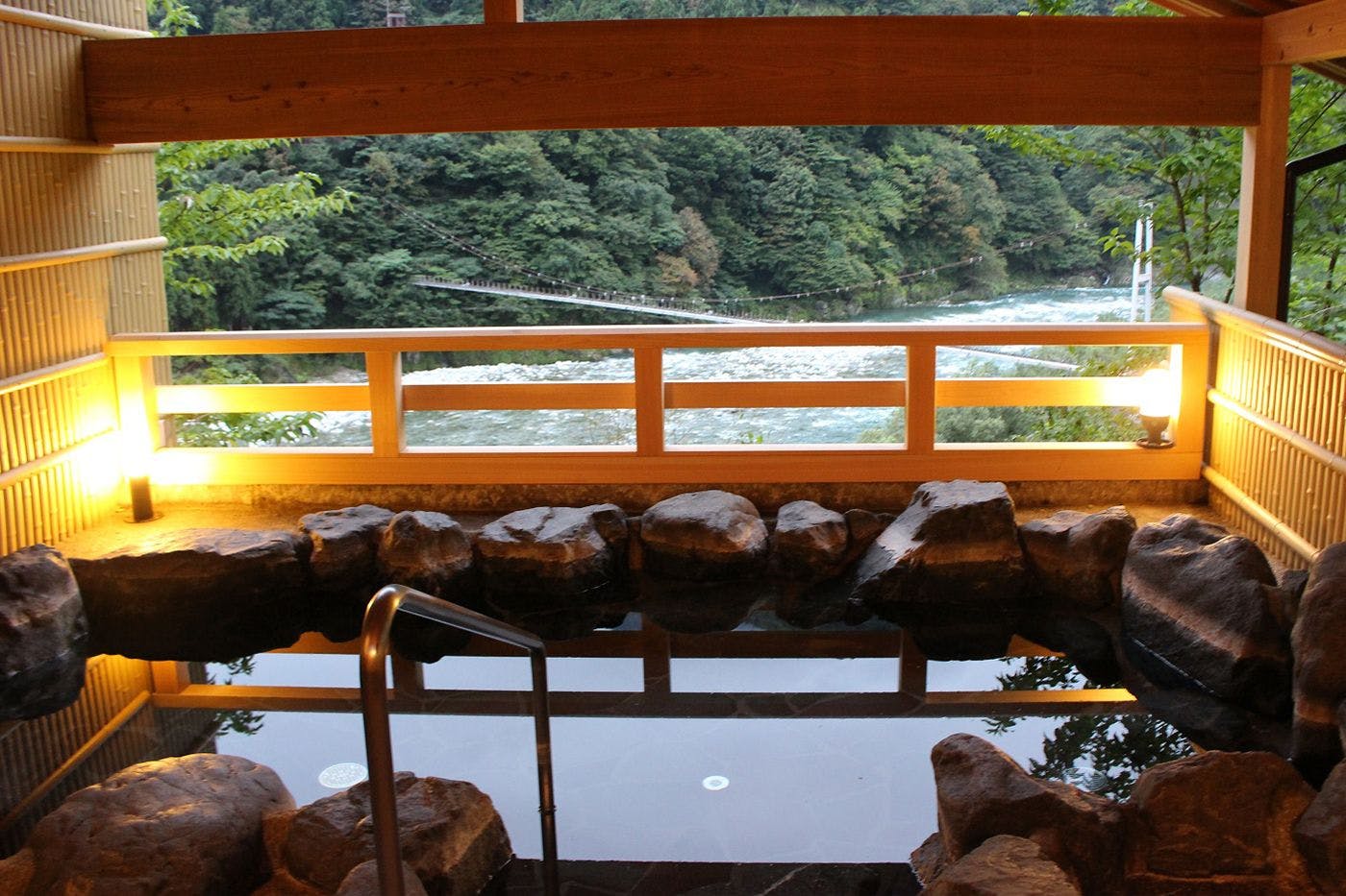 บ่อน้ำพุร้อนกลางแจ้งส่วนตัวแยกต่างหาก