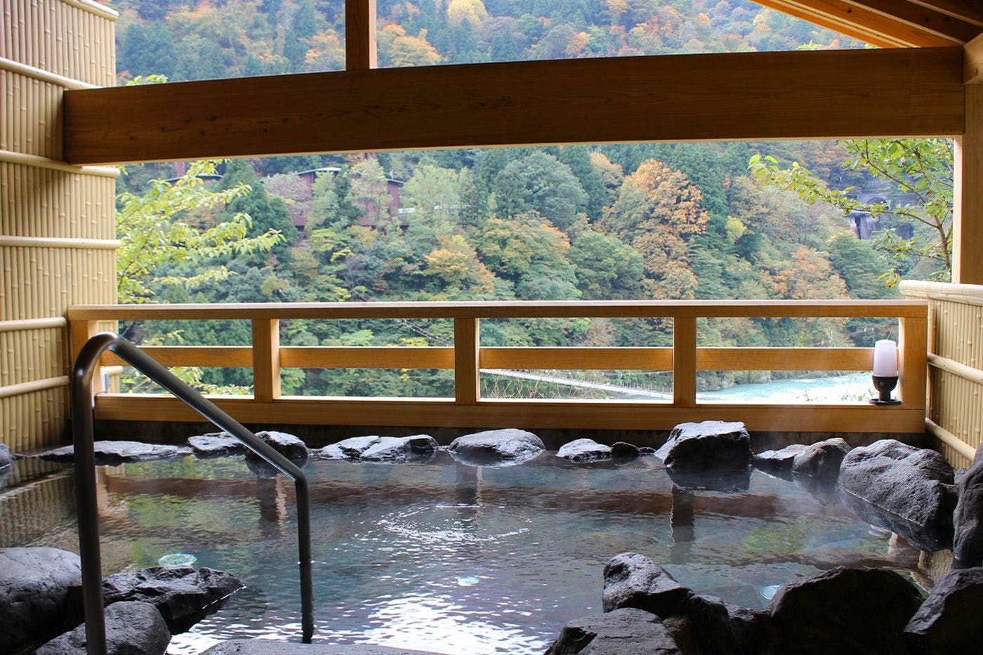 บ่อน้ำพุร้อนกลางแจ้งส่วนตัวแยกต่างหาก