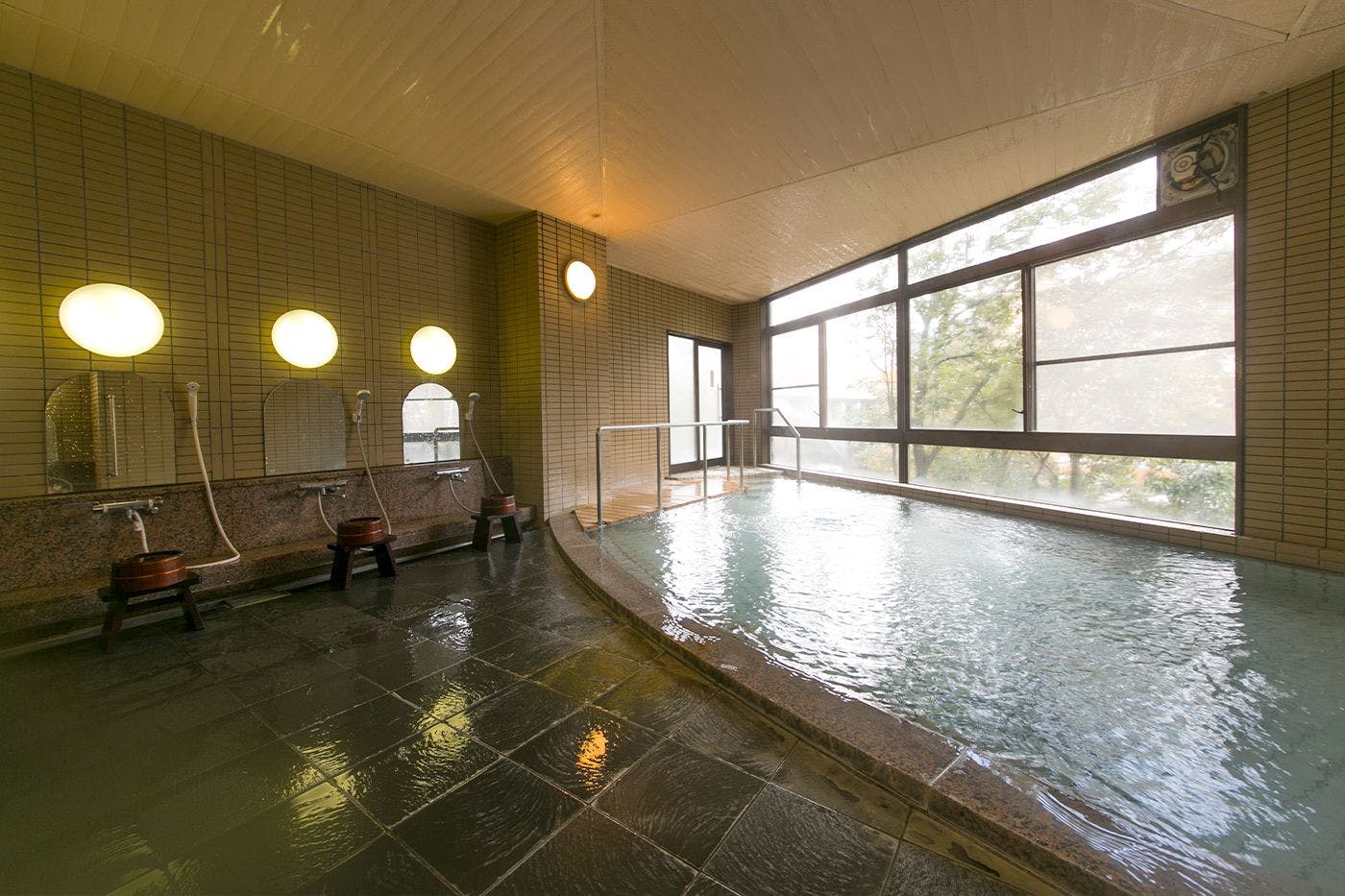 อ่างอาบน้ำในร่ม