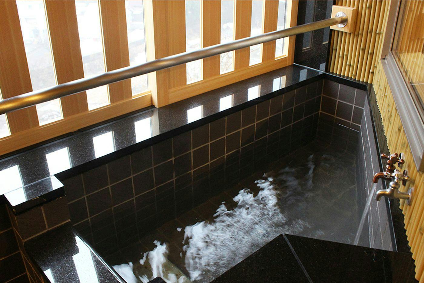 Popular Open-Air Bath Rooms and Seasonal Delicacies of Toyama, Unazuki Onsen Sunyanagi-tei