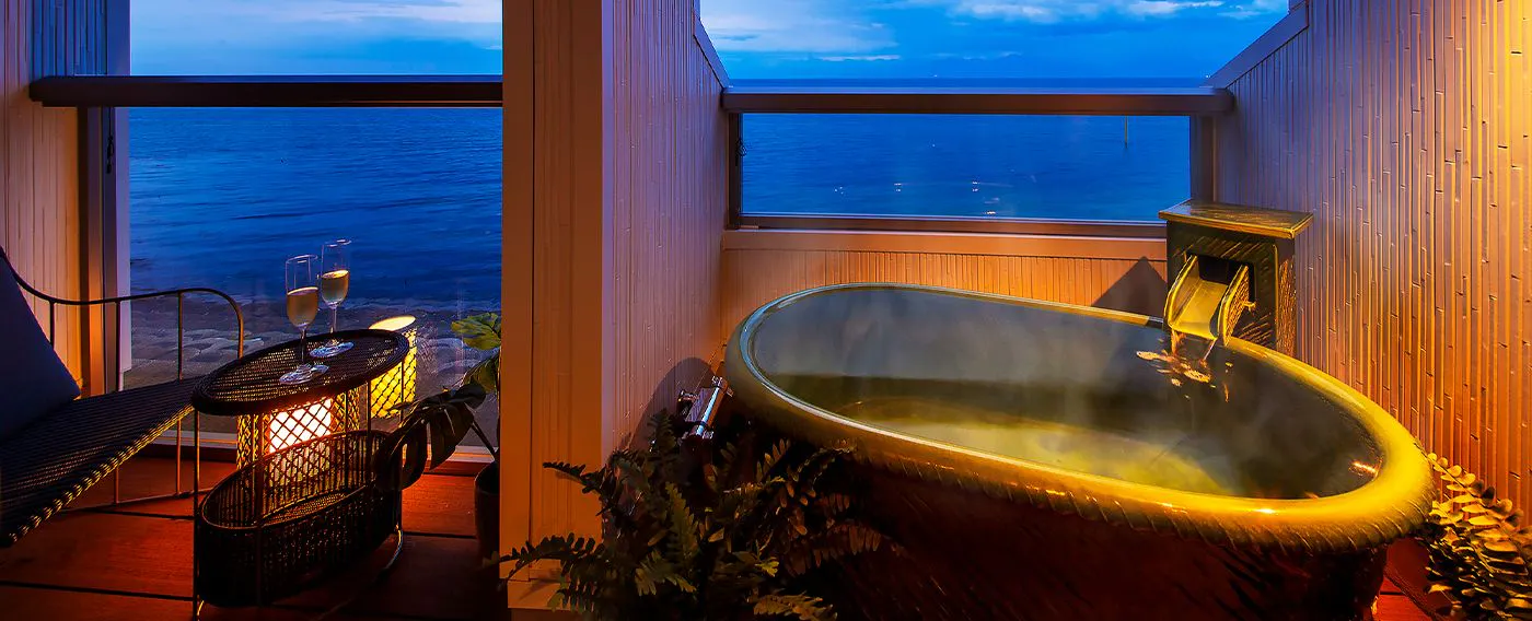 ห้องพักพร้อมอ่างอาบน้ำกลางแจ้งบางส่วน