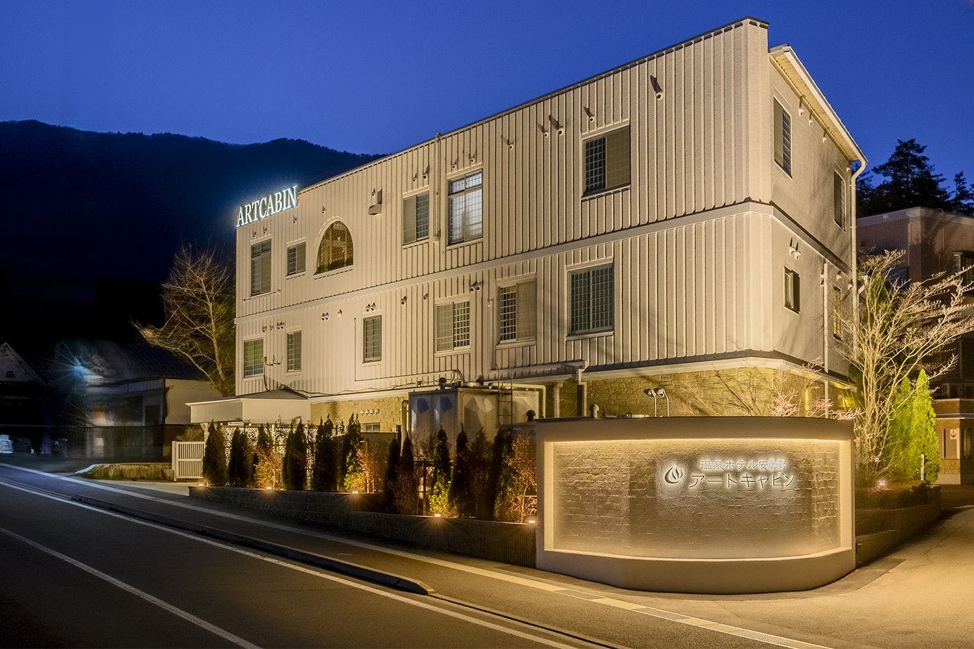 ภายนอกในยามค่ำคืน