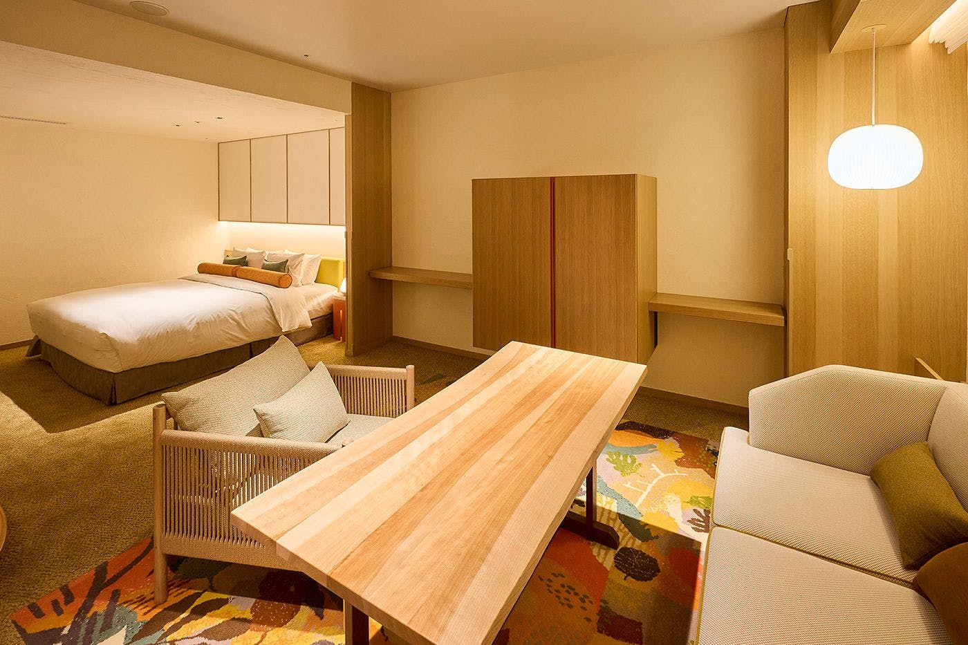 廣場特大床房（景觀浴缸套房風格）