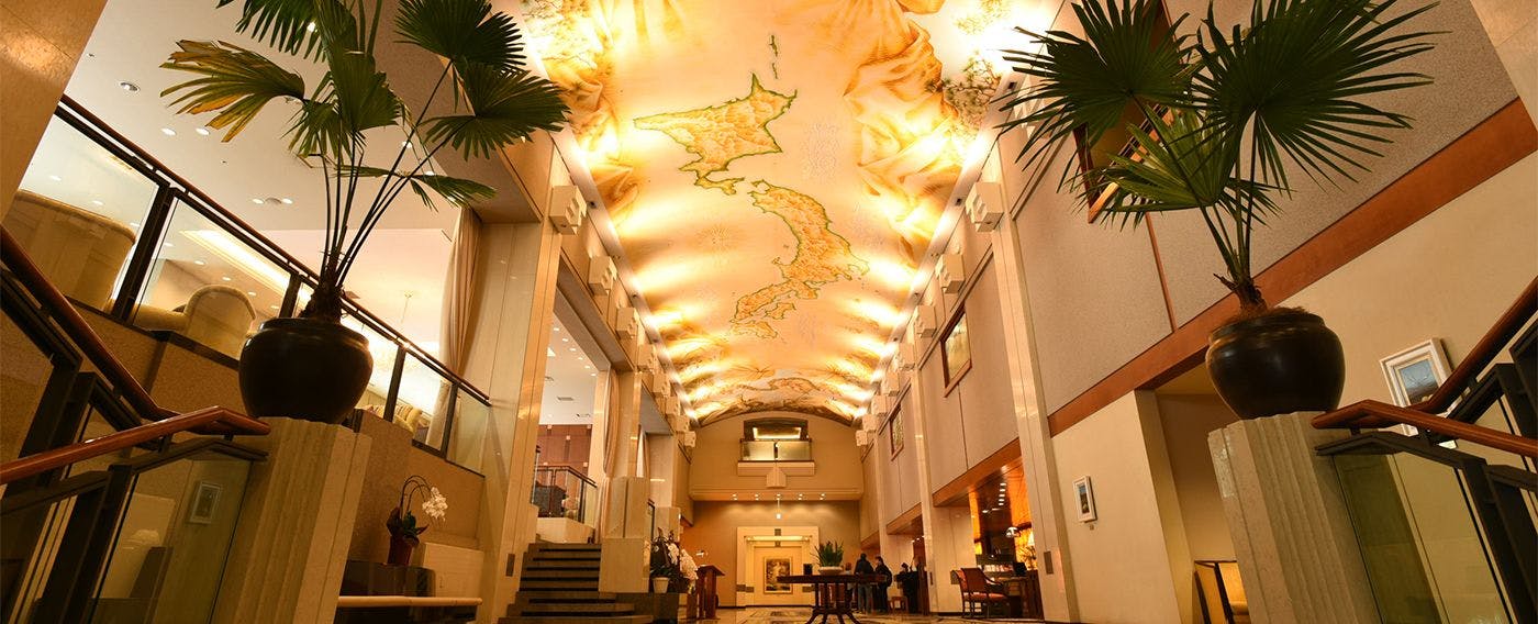 [ล็อบบี้] ภาพจิตรกรรมฝาผนังที่แผ่ขยายบนเพดาน.