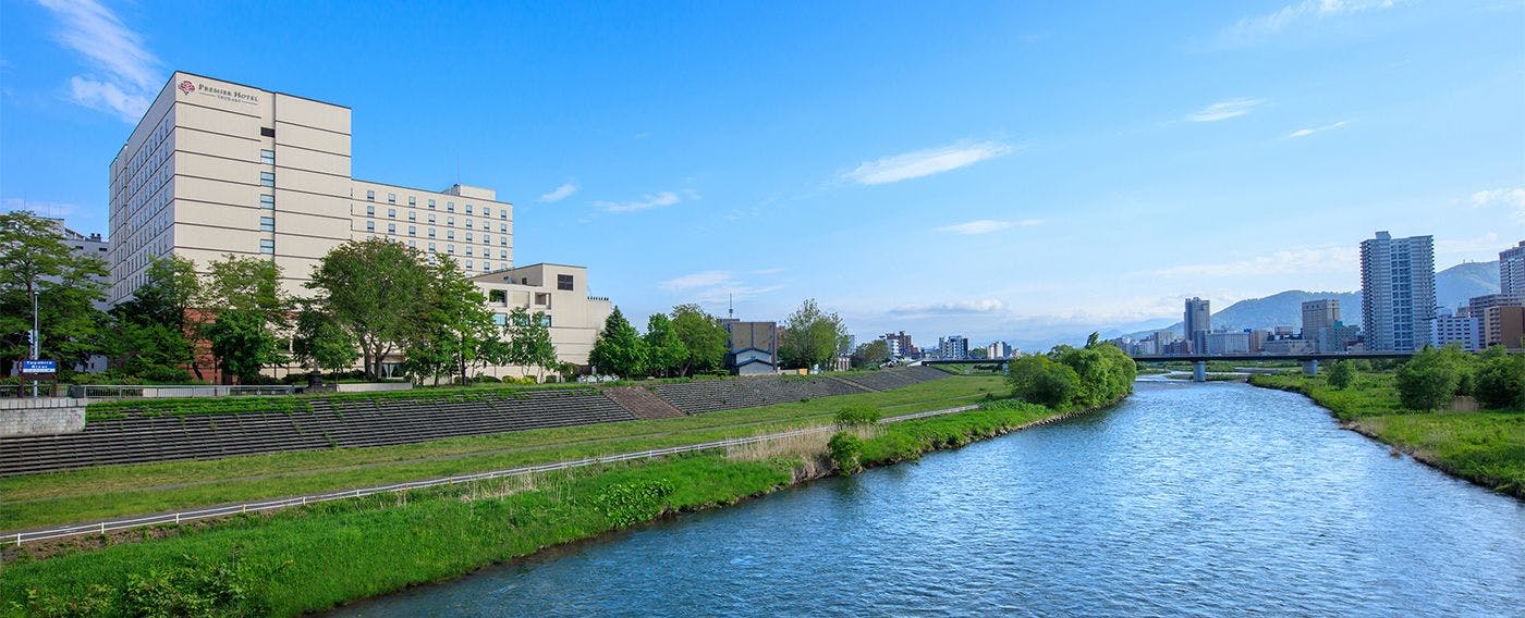 【ภายนอก】ใกล้โรงแรมมีริมแม่น้ำที่เขียวขจีและแม่น้ำโทยะฮิระ