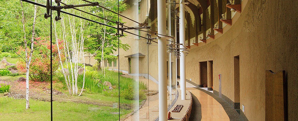 ทางเดินโค้งที่มีความสูงประมาณ 8 เมตร สร้างบรรยากาศเหมือนเดินอยู่ในธรรมชาติ