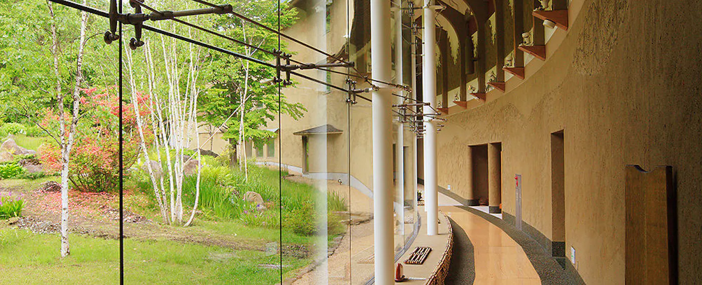 ทางเดินโค้งที่มีความสูงประมาณ 8 เมตร สร้างบรรยากาศเหมือนเดินอยู่ในธรรมชาติ