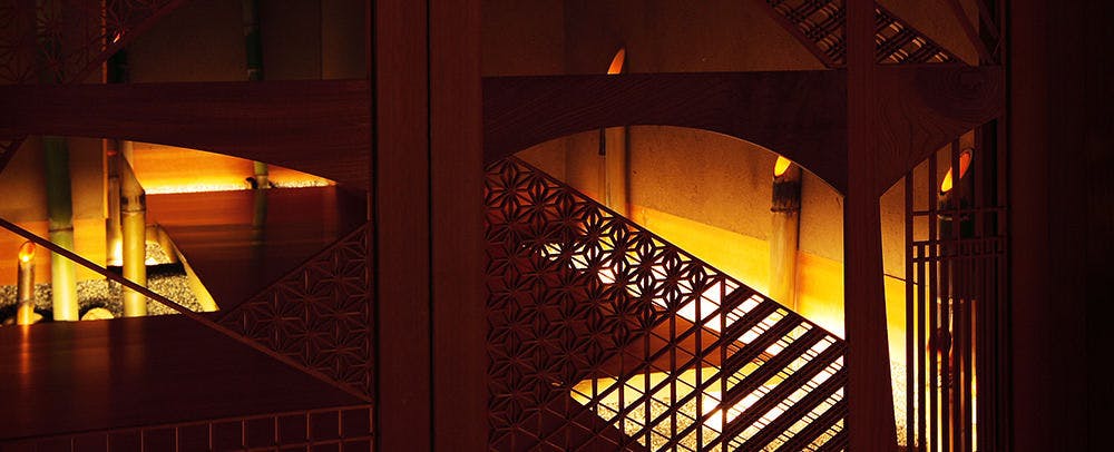 คุมิโกะโชจิ: เฟอร์นิเจอร์ไม้ที่ทำจากฮิโนกิ, ซูกิ และเคยากิ โดยช่างฝีมือจากนีงาตะ