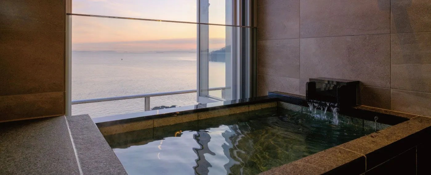 ห้องโอเชียนเอ็กเซ็กคิวทีฟพร้อมอ่างอาบน้ำกึ่งเปิดโล่ง