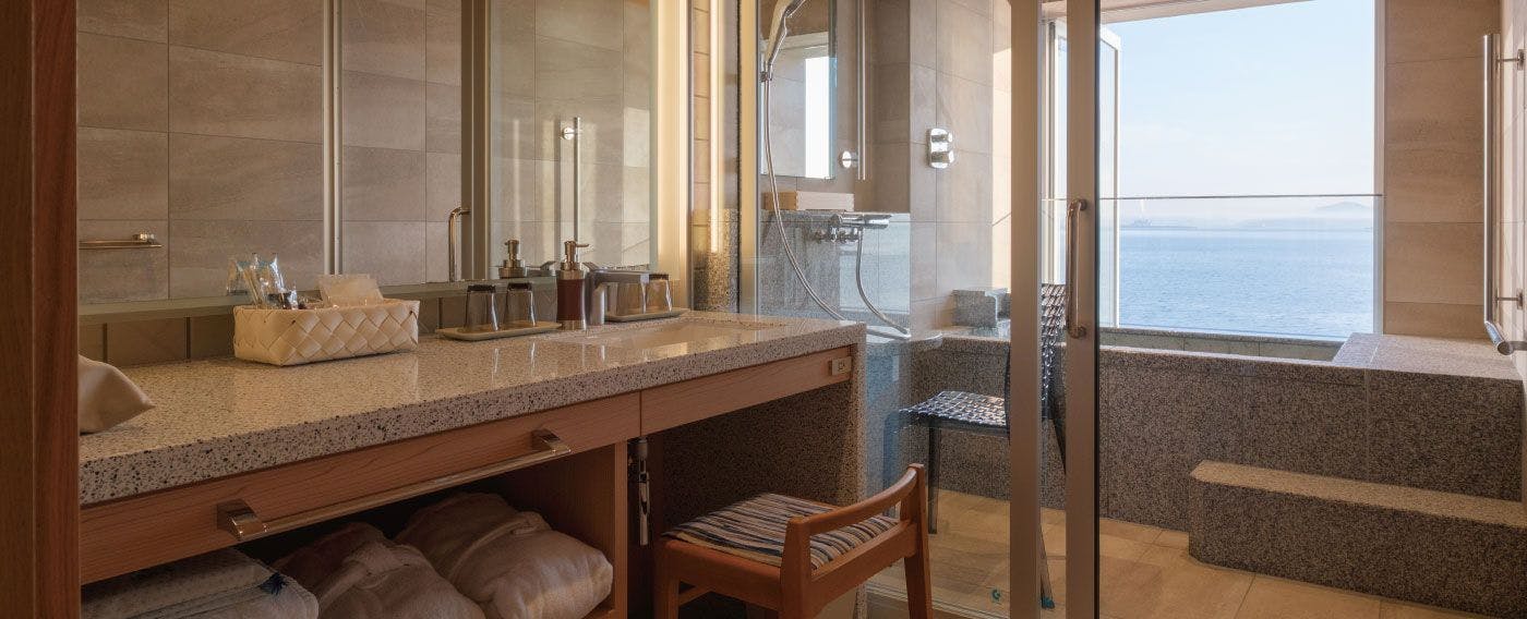 ห้องโอเชียนเอ็กเซ็กคิวทีฟพร้อมอ่างอาบน้ำกึ่งเปิดโล่ง