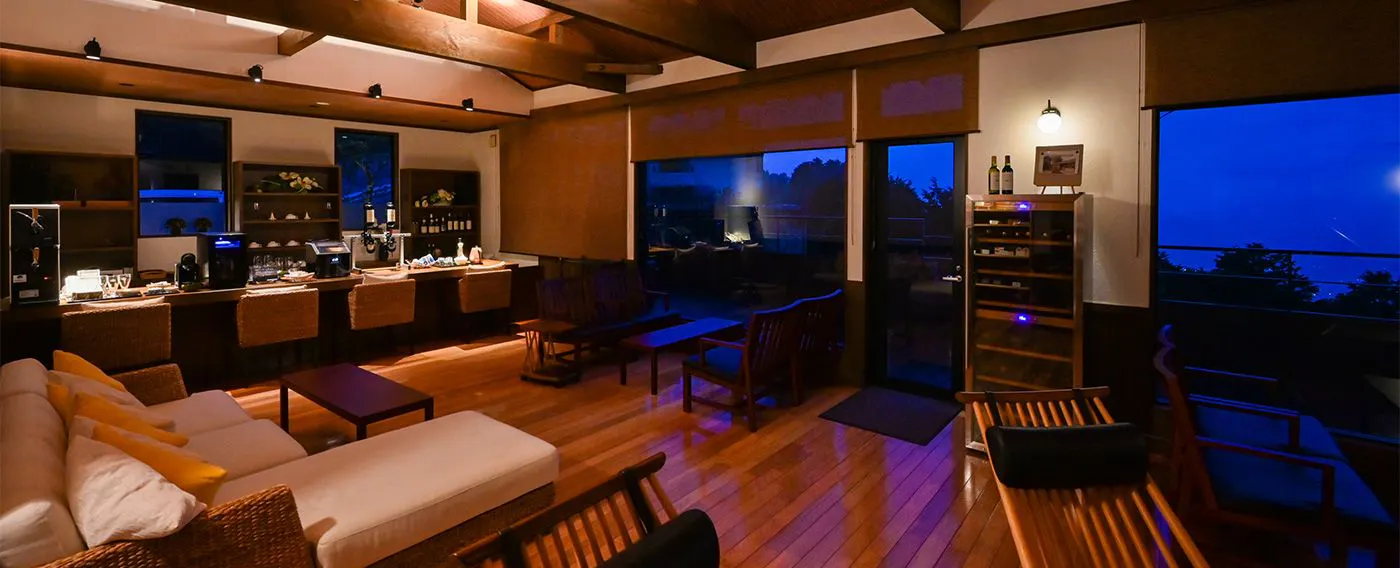 ナイトラウンジ