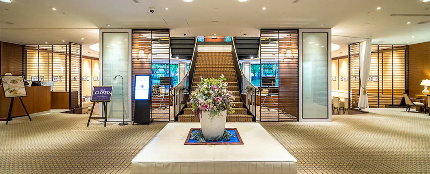 フレンチクラシックを基調とした上品なロビー