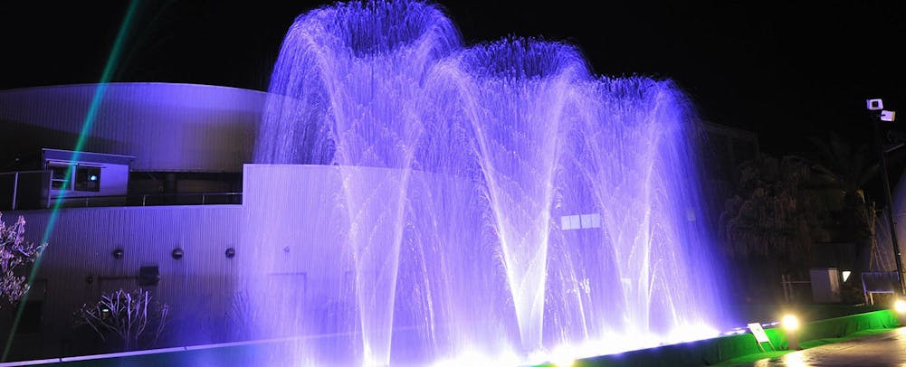 水着で楽しむ露天型温泉施設「ザ アクアガーデン」　噴水ショー