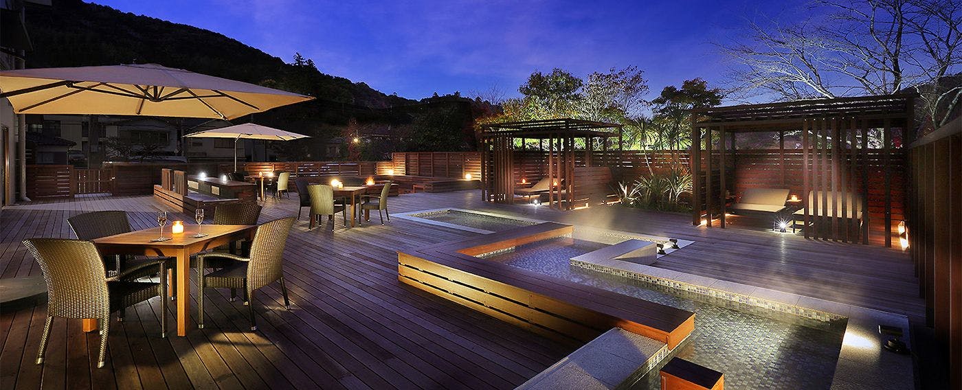 露天足湯ラウンジ＆レストラン「Tenn.」