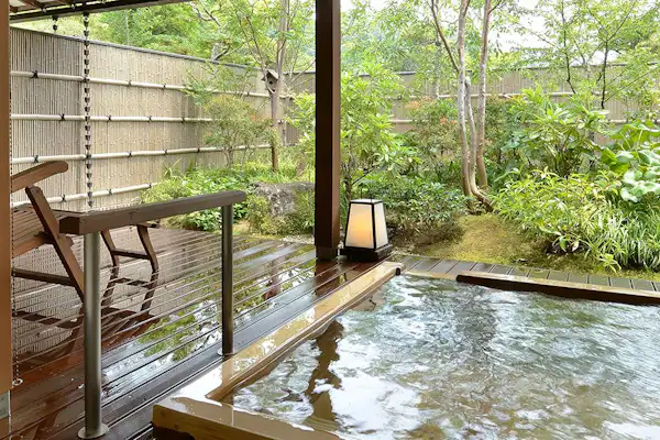 อ่างอาบน้ำกลางแจ้งภายในห้องพัก