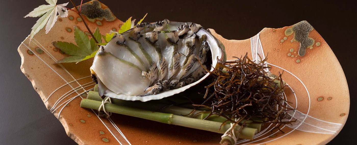 天然の黒鮑は炭火焼き＋しゃぶしゃぶの二種の食べ方でご提案※禁漁期間有