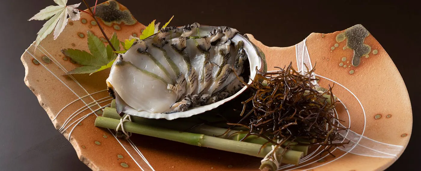 天然の黒鮑は炭火焼き+しゃぶしゃぶの二種の食べ方でご提案※禁漁期間有