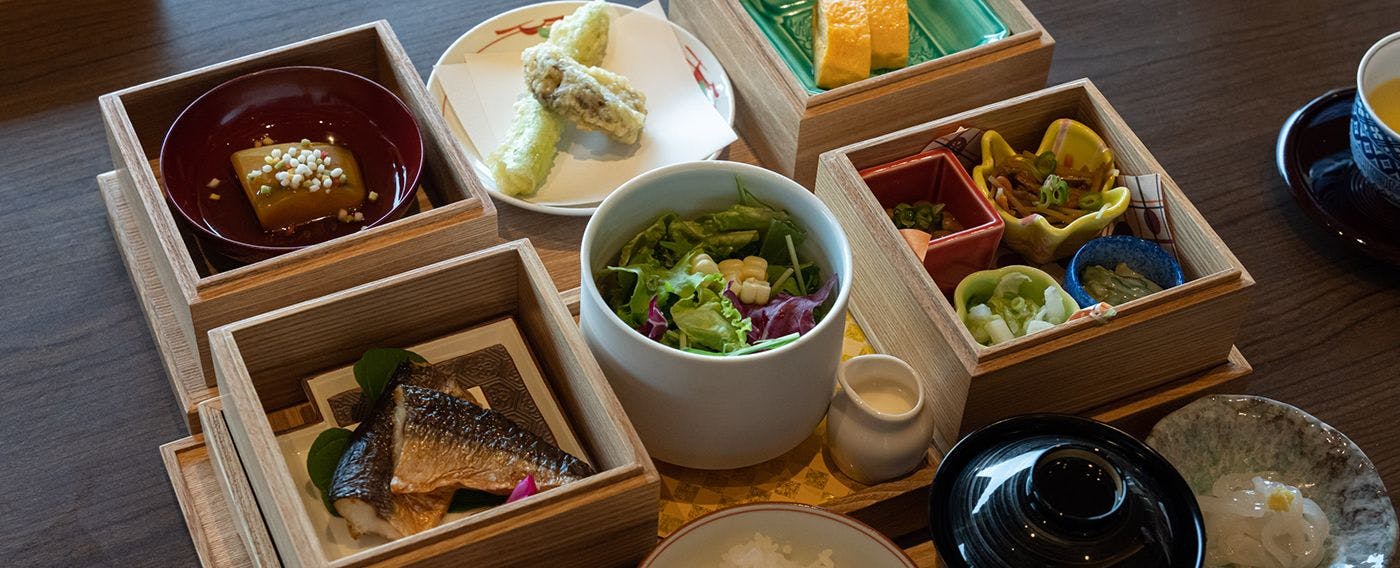 目の前に広がる海と、目の前で仕上げるライブキッチン／朝食一例