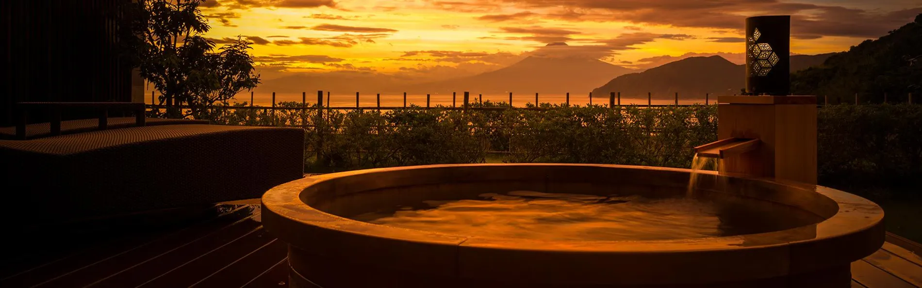 世界遺産 富士山を望む宿 富岳群青