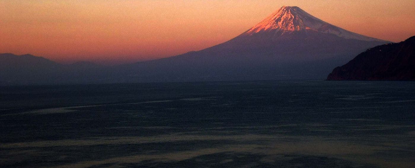 世界遺産　富士山を望む宿　富岳群青