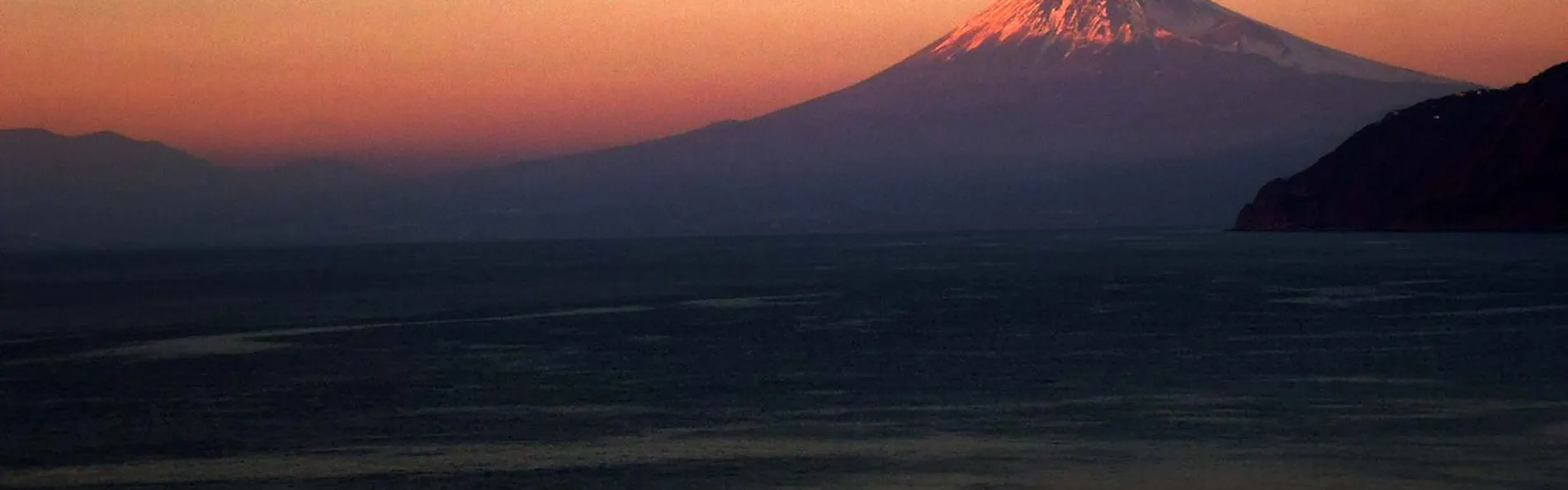 世界遺産 富士山を望む宿 富岳群青
