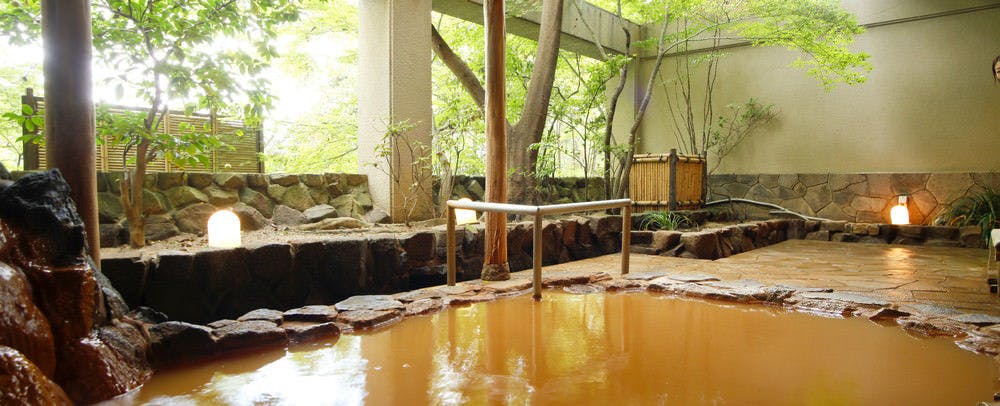 Mata air panas dan mandi