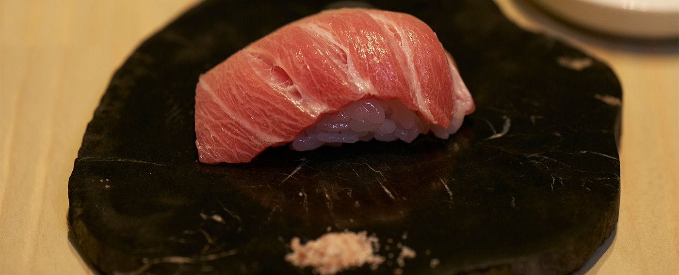 月と鮪 石上
