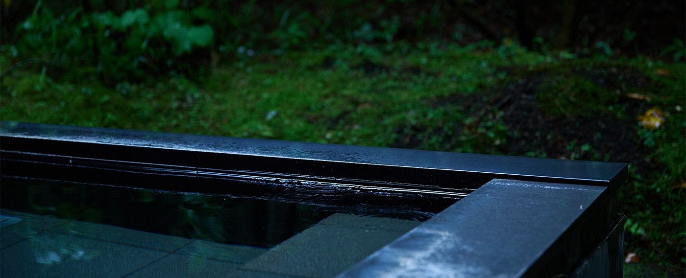 森の中に浸かるプライベートな温泉