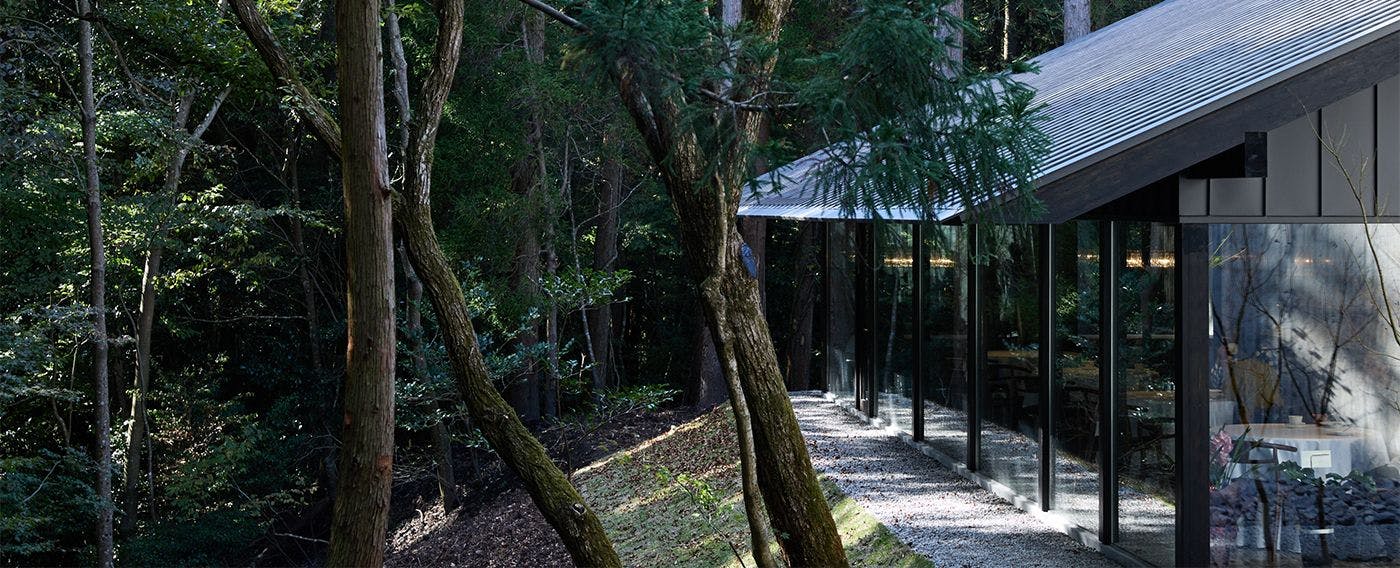 森林に囲まれた大人のレストラン「Chapeau」