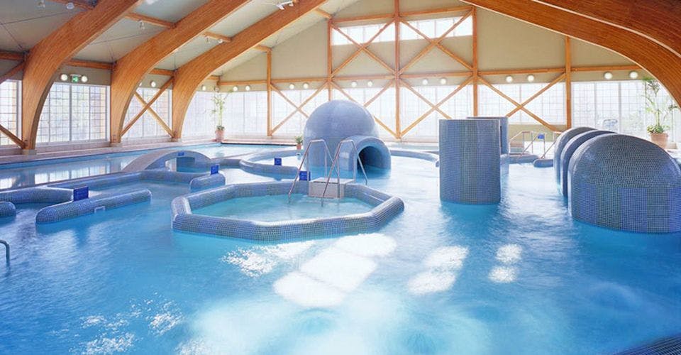 สระว่ายน้ำเจ็ทนวดน้ำพุร้อนธรรมชาติ