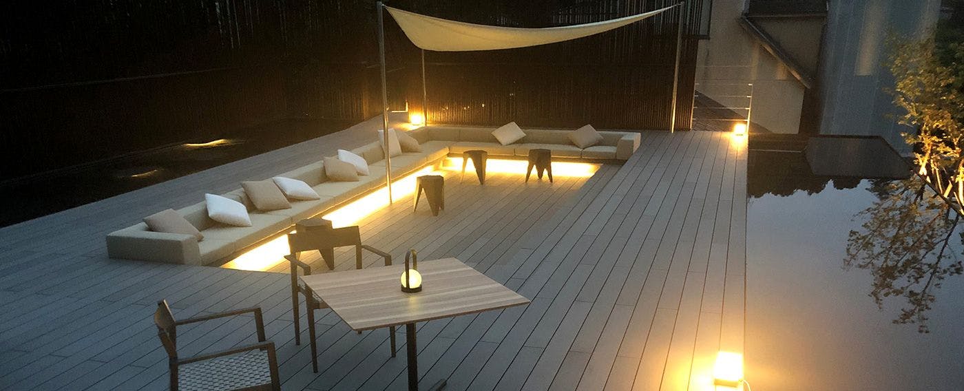 ระเบียงดาดฟ้าที่มีแสงไฟ