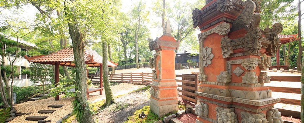 擁有巴厘島直輸入的涼亭和分門的庭院狗跑區。