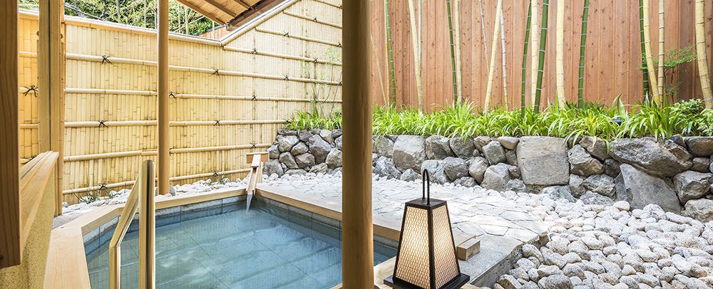 Mata air panas dan mandi