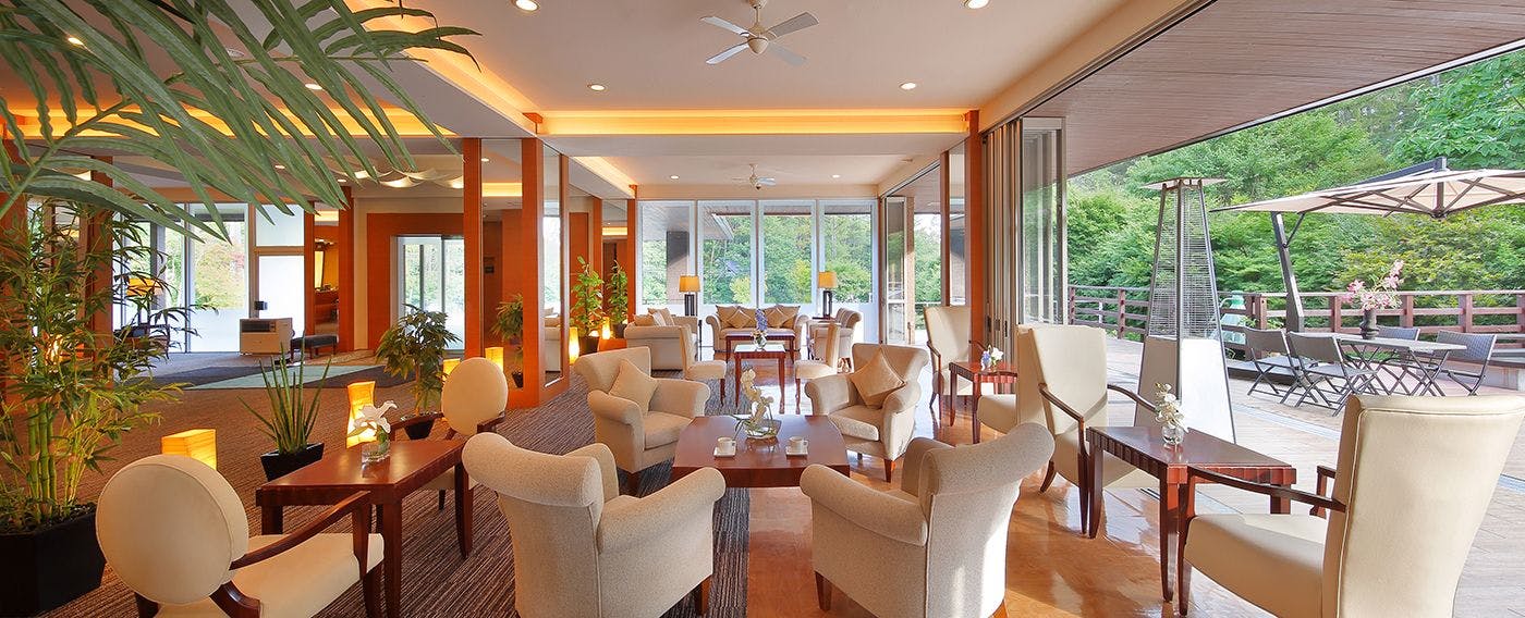 Gaya Stylish di Tengah Alam Liar