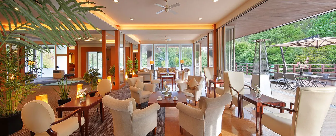 Gaya Stylish di Tengah Alam Liar