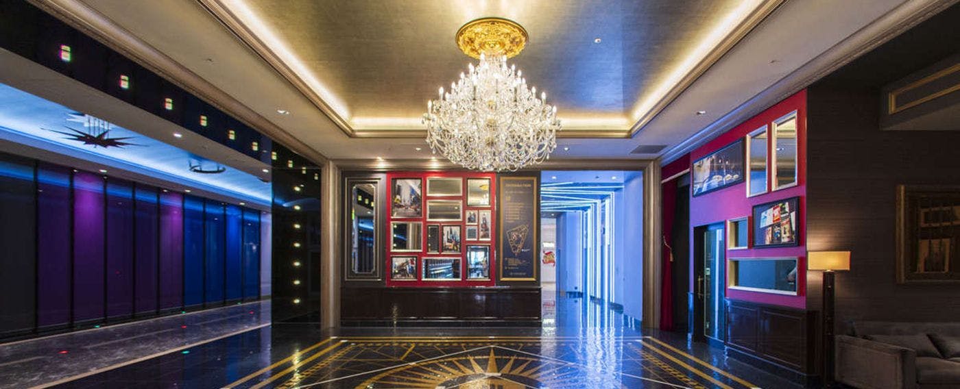 以時代廣場為意象的廣場上，有著閃耀著金箔馬賽克瓷磚的飯店(Hoteru)標誌。