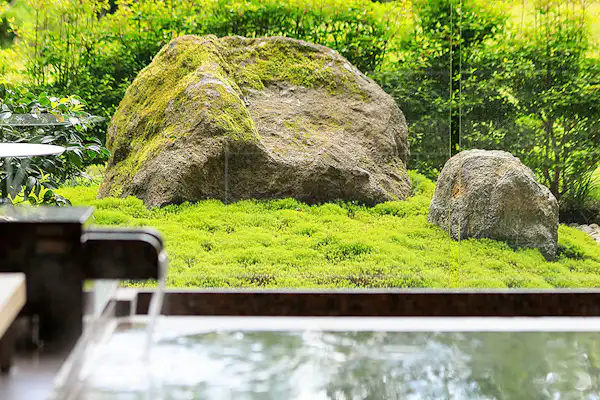 อ่างอาบน้ำกลางแจ้งภายในห้องพัก