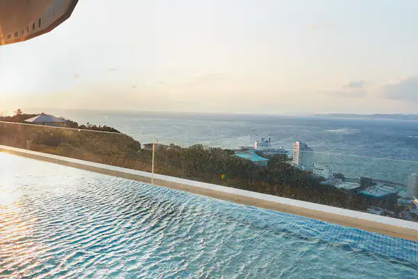 Kolam air panas terbuka 'Laut'