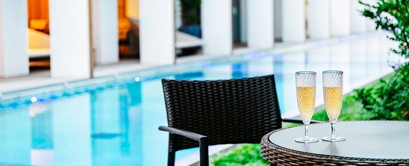 ใช้เวลาผ่อนคลายริมสระว่ายน้ำ