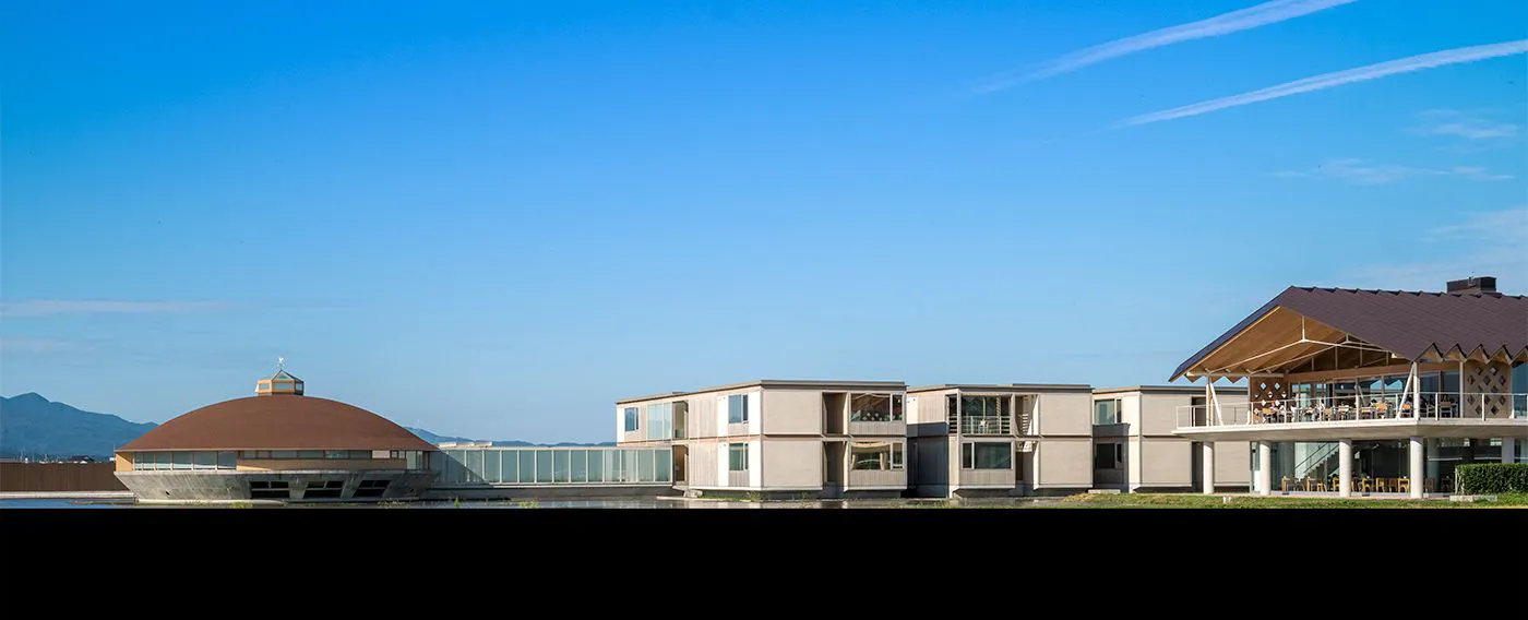 SHONAI HOTEL SUIDEN TERRASSE:水田に建つホテル外観