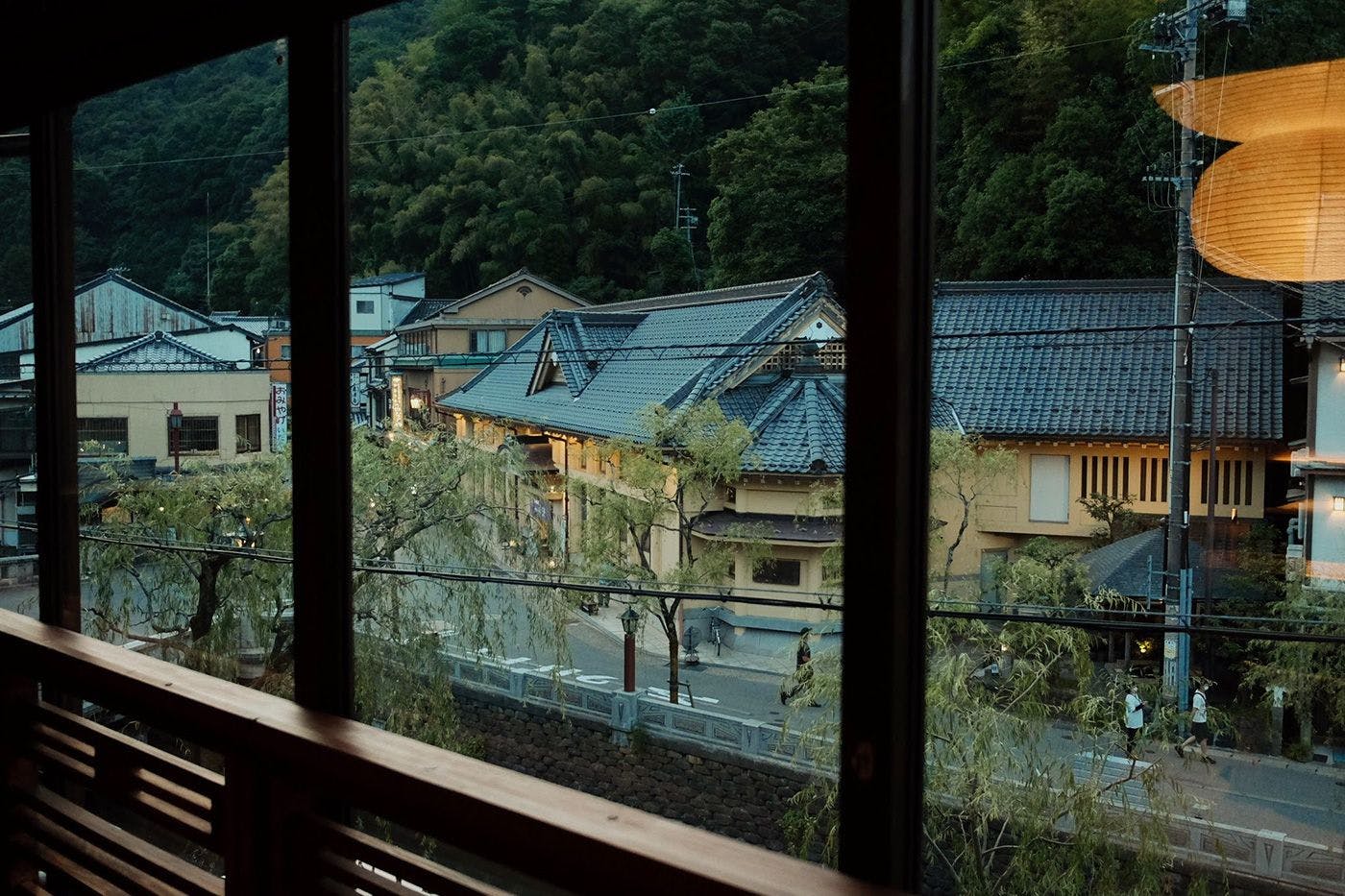 最上階スイートから一の湯を眺める